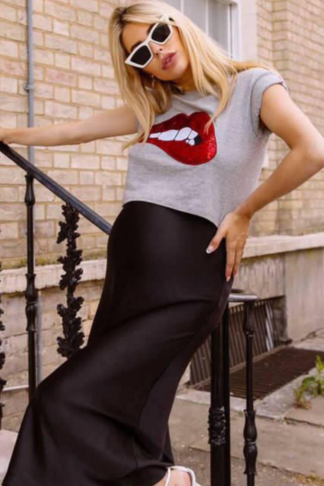 Cropped grey maternity t-shirt, sequin applique lips