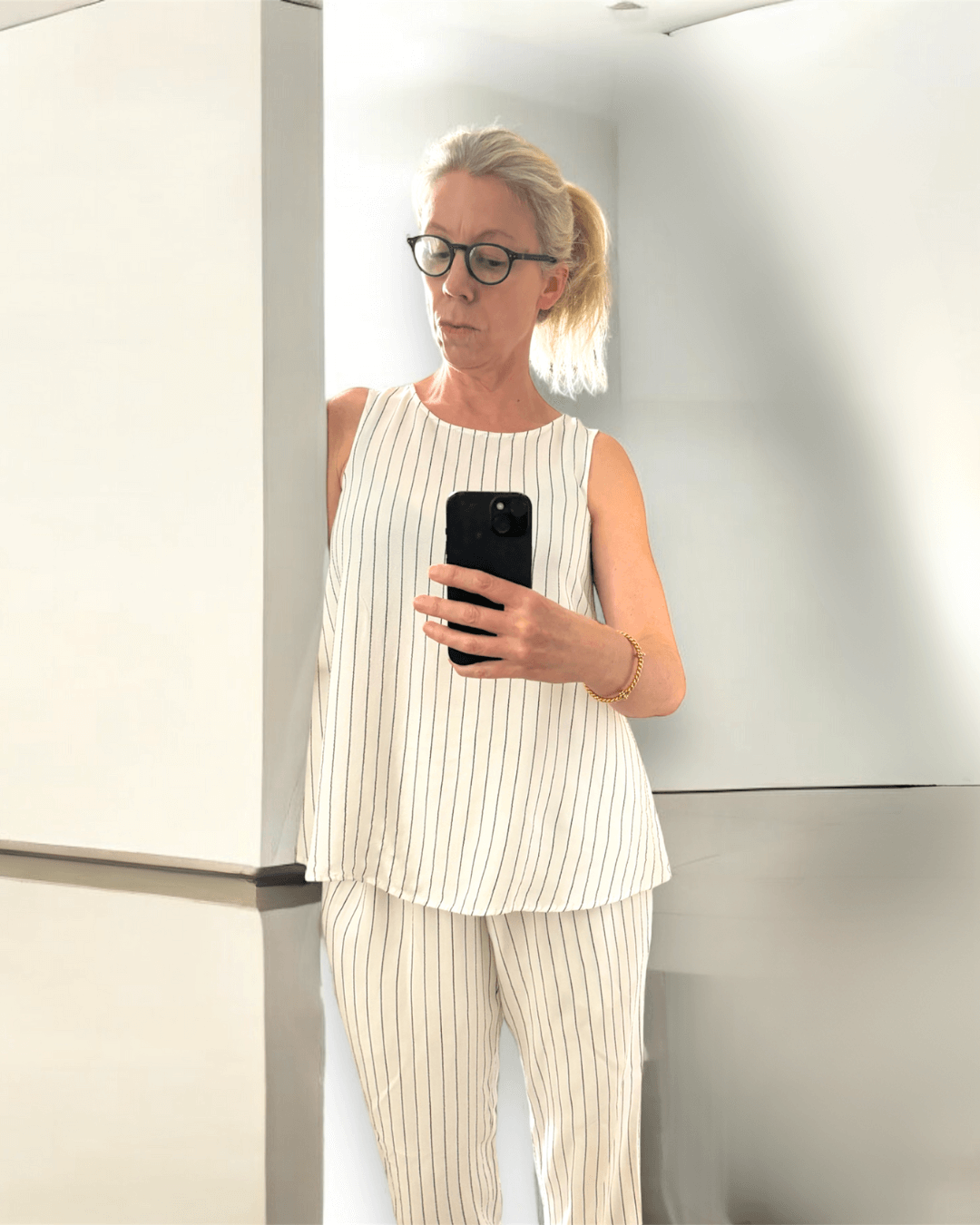 smart outfits for return to the office after pregnancy that look good postpartum or easy summer office style maternity workwear that is professional but still suitable for summer months
